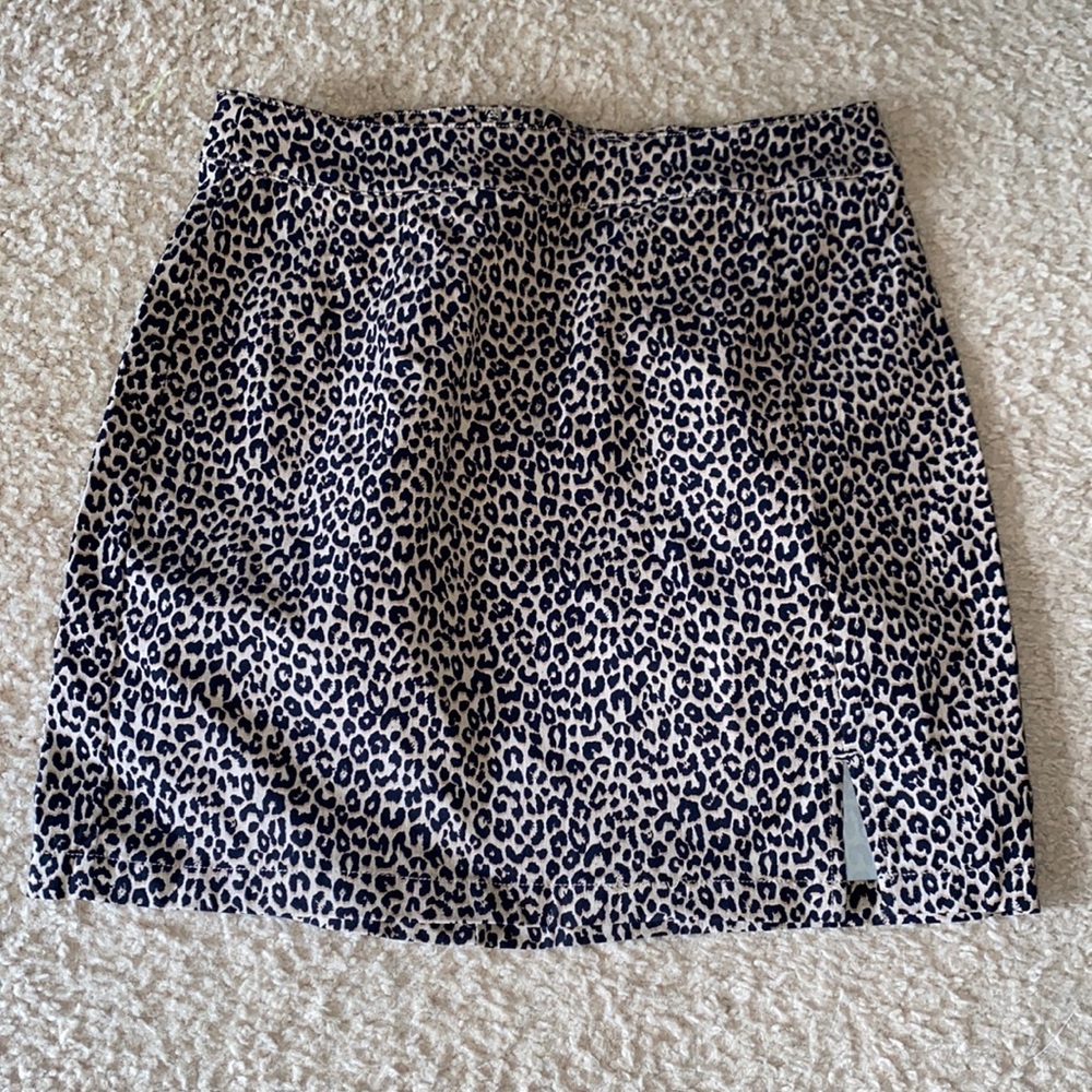 Cheetah mini skirt with slit, zipper and clasp to fasten.
